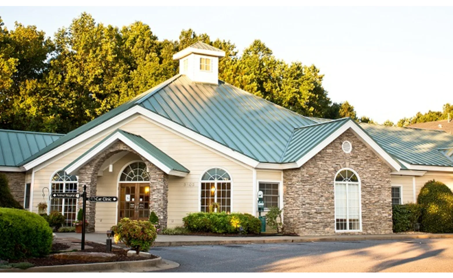Animal Hospital of Towne Lake's front building
